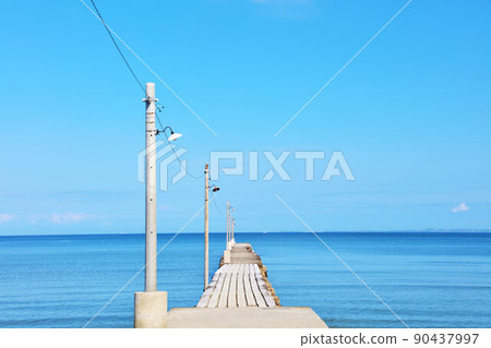 Chiba Prefecture Blue Sky Sea and Okamoto Pier (Haraoka Pier) 90437997