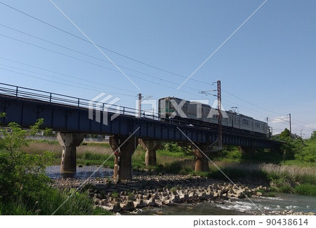 通過東北本線鐵路橋的火車 90438614