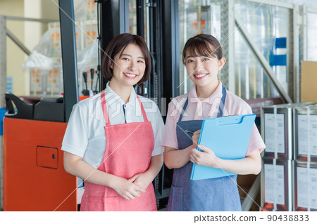 女員工在倉庫裡愉快地工作 90438833