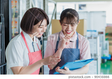 女員工在倉庫裡愉快地工作 女員工在倉庫裡愉快地工作 90438866