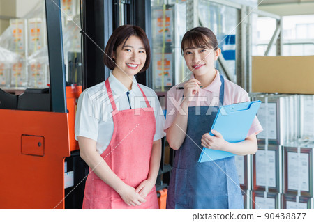 女員工在倉庫裡愉快地工作 女員工在倉庫裡愉快地工作 90438877