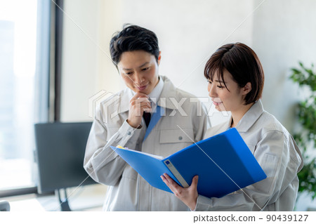 Work clothes businessman to consult 90439127