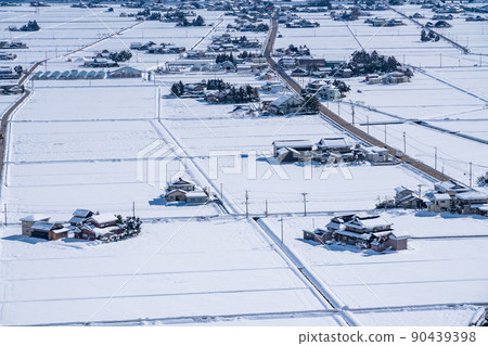 《富山縣》礪波平原的雪景/冬季散落的村莊 90439398