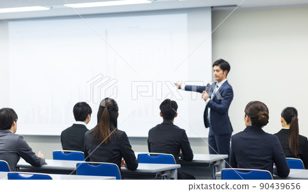 西裝革履的人參加研討會 90439656