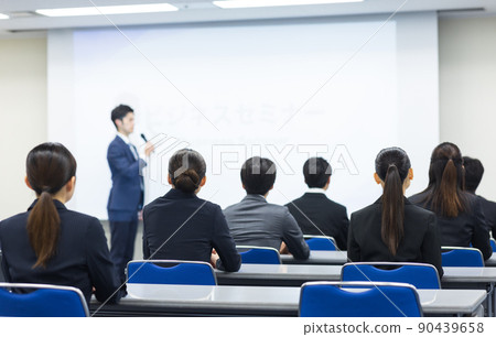 People in suits taking seminars 90439658