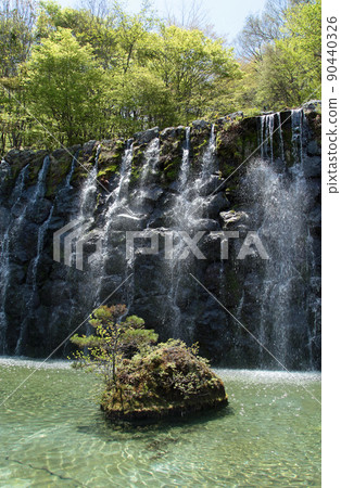 山中湖花之宮湖公園明神瀑布| 5月,清新的綠意和清新的瀑布聲治癒了我。 山中湖花之宮湖公園明神瀑布| 5月,清新的綠意和清新的瀑布聲治癒了我。 90440326