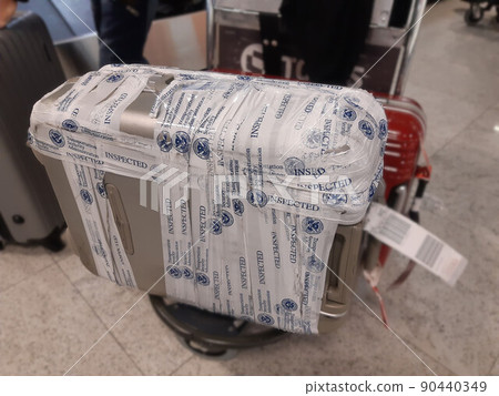 旅行時摔壞並用膠帶包裹的手提箱 90440349