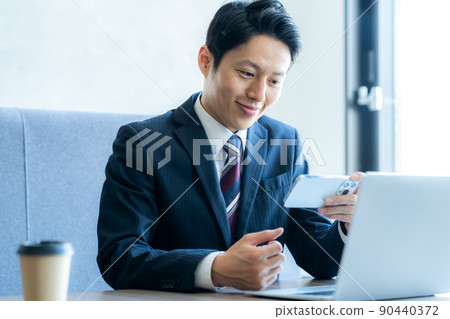 在辦公室工作的商人 90440372