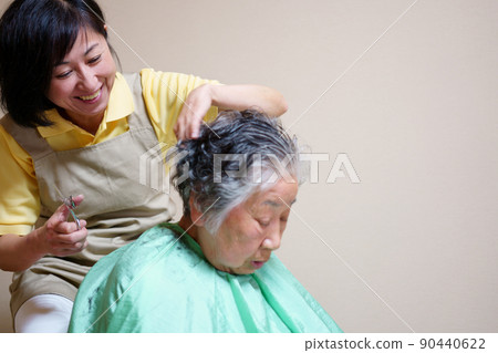 Haircut for older women 90440622