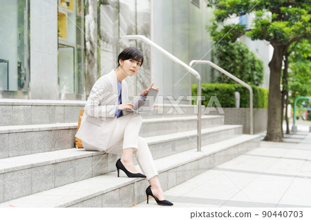 一個女人在樓梯上操作電腦 一個女人在樓梯上操作電腦 90440703