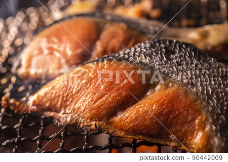 烤美味鮭魚的場景 90442009