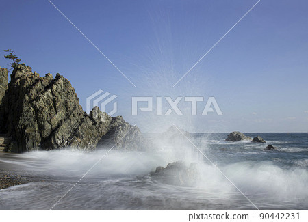 白色泡沫被藍色大海中強烈的海浪沖撞在岩石上 90442231