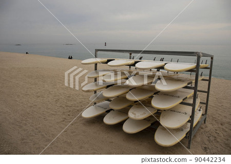 丟失的衝浪板躺在沙灘上 90442234