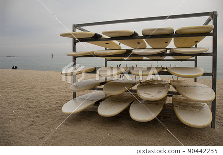 丟失的衝浪板躺在沙灘上 丟失的衝浪板躺在沙灘上 90442235