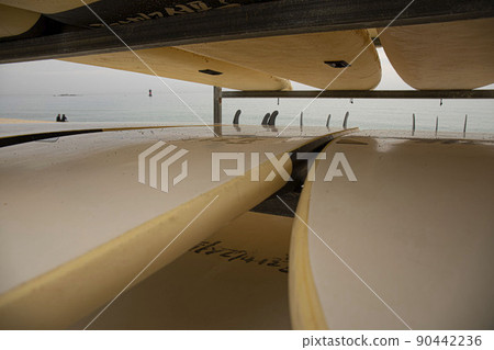 丟失的衝浪板躺在沙灘上 90442236