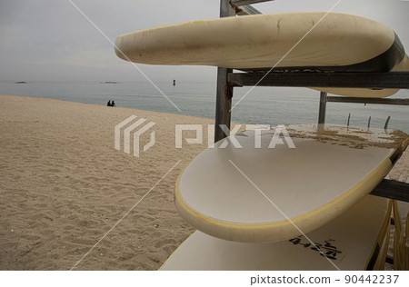 丟失的衝浪板躺在沙灘上 90442237