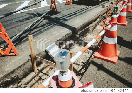 人行道和自行車道的建設工程和路障 a-4 電影風格 人行道和自行車道的建設工程和路障 a-4 電影風格 90442451