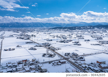 《Toyama Prefecture》 Snowy scenery of Tonami Plain / winter scattered village 90442695