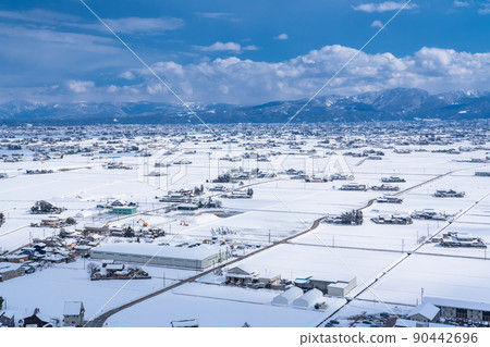 《Toyama Prefecture》 Snowy scenery of Tonami Plain / winter scattered village 90442696