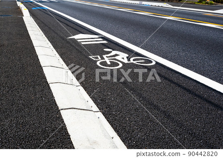 有自行車道和人行道的國道a-2 高飽和度對比度 90442820