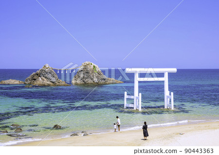 福岡縣I島市富提高浦的白色鳥居門和Me岩 90443363