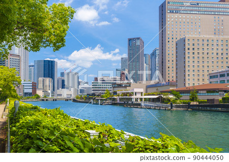 水城大阪中之島城市景觀中之島銀行新鮮的綠色季節 水城大阪中之島城市景觀中之島銀行新鮮的綠色季節 90444050