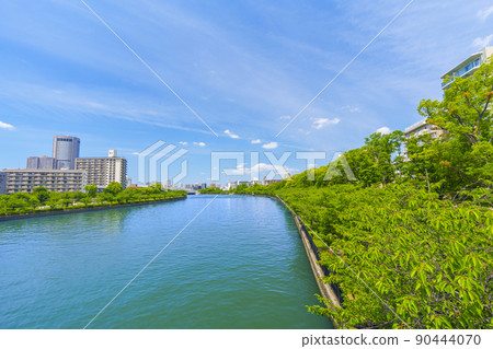 View from Kawasaki Bridge Kema Sakuranomiya Park Fresh green season 90444070