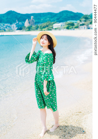 一個女人在沙灘上散步 90444477