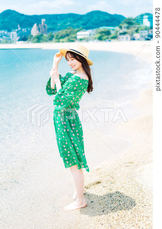 一個女人在沙灘上散步 90444478