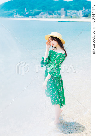 一個女人在沙灘上散步 90444479