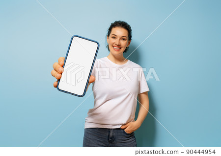 woman with smartphone 90444954