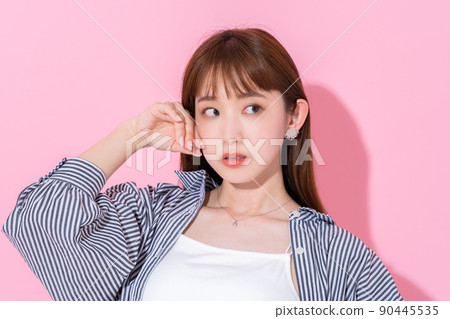 Young women's beauty 90445535