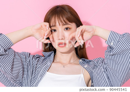 Young women's beauty 90445541