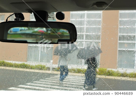 Please be careful when driving on a rainy day Please be careful when driving on a rainy day 90446689