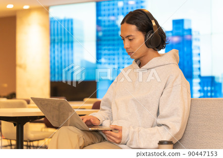 戴耳機的年輕人 戴耳機的年輕人 90447153