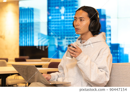 戴耳機的年輕人 戴耳機的年輕人 90447154
