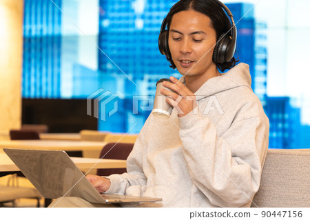 戴耳機的年輕人 戴耳機的年輕人 90447156
