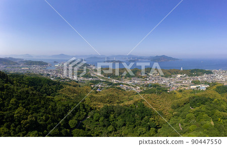 從近上山展望台附近眺望來島海峽大橋(愛媛縣今治市)。 從近上山展望台附近眺望來島海峽大橋(愛媛縣今治市)。 90447550