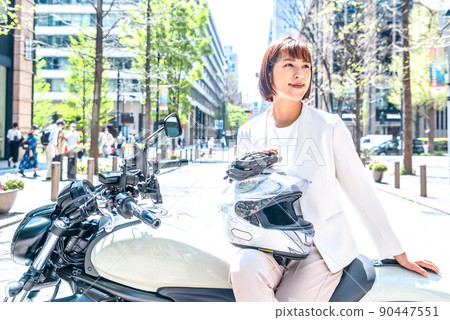 騎摩托車上下班的女騎手丸之內 騎摩托車上下班的女騎手丸之內 90447551