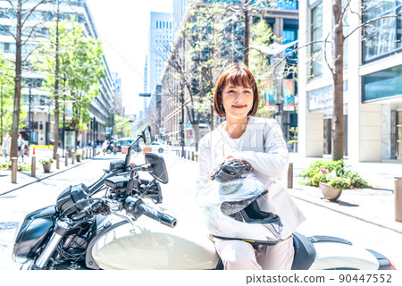 騎摩托車上下班的女騎手丸之內 騎摩托車上下班的女騎手丸之內 90447552