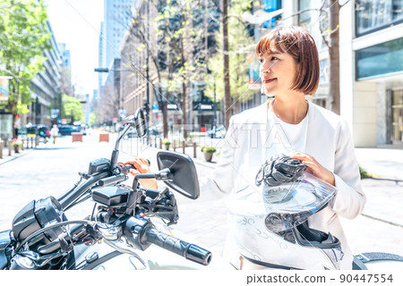 騎摩托車上下班的女騎手丸之內 騎摩托車上下班的女騎手丸之內 90447554