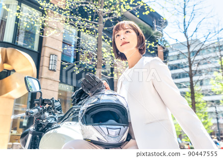 騎摩托車上下班的女騎手丸之內 90447555