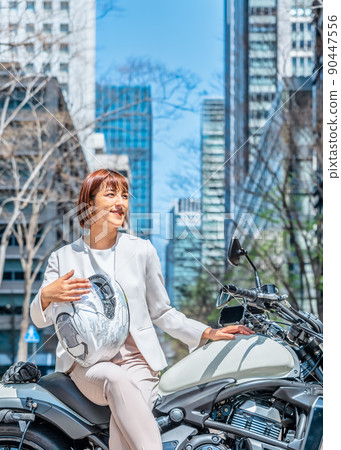 騎摩托車上下班的女騎手丸之內 90447556