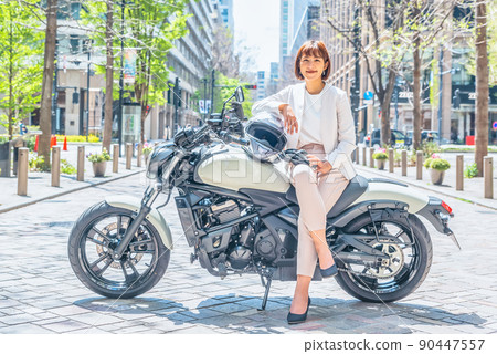 騎摩托車上下班的女騎手丸之內 90447557