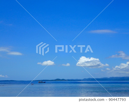 從石垣島大崎海灘眺望小濱島 從石垣島大崎海灘眺望小濱島 90447793