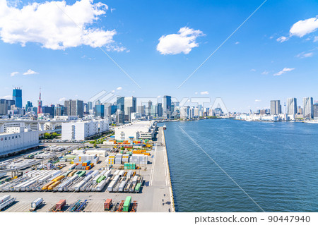 [東京]天氣晴朗的芝浦碼頭和東京塔 90447940