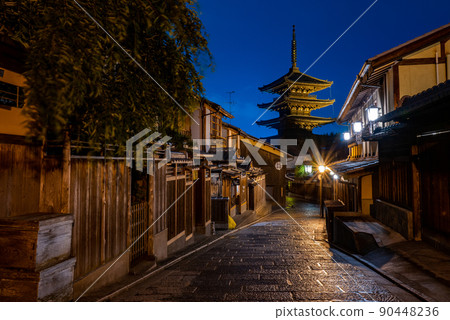 Rainy Kyoto night Yasaka Tower 90448236