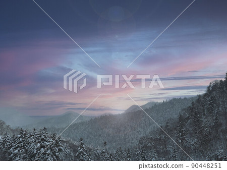 晚上冬天山風景 90448251