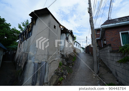 Alleyway, alley, house, old house, in front of the gate Alleyway, alley, house, old house, in front of the gate 90448784