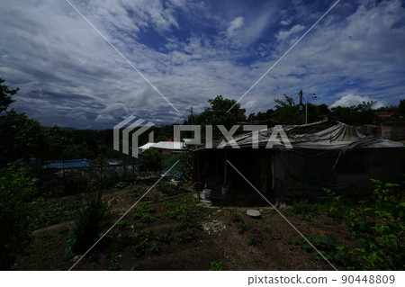 Alleyway, alley, house, old house, in front of the gate 90448809